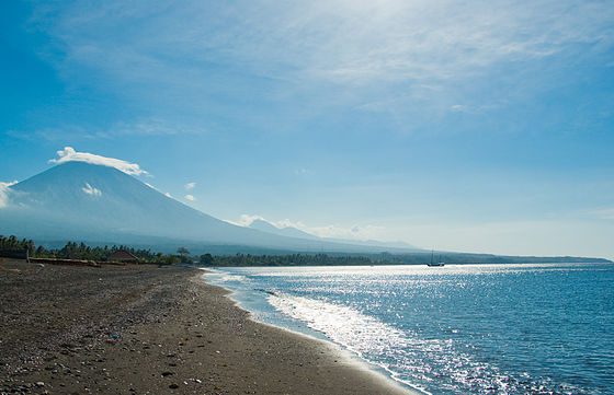 English: Mount Agung seen from Amed beach