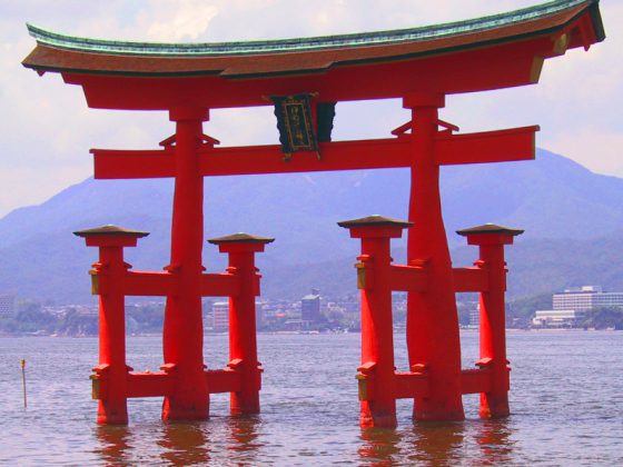 Shinto Shrine with Famed Gates | Image Credit: By Rdsmith4 (Own work) [CC BY-SA 2.5], via Wikimedia Commons