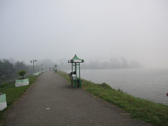 Inya Lake Yangon | Image Credit: Wagaung at English Wikipedia, Inya Lake embankment, CC BY-SA 3.0