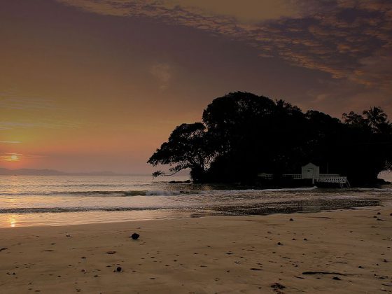 Koggala Beach | Image Credit: calflier001, TAPROBANE ISLAND NEAR KOGGLA SRI LANKA JAN 2013 (8491428227), CC BY-SA 2.0