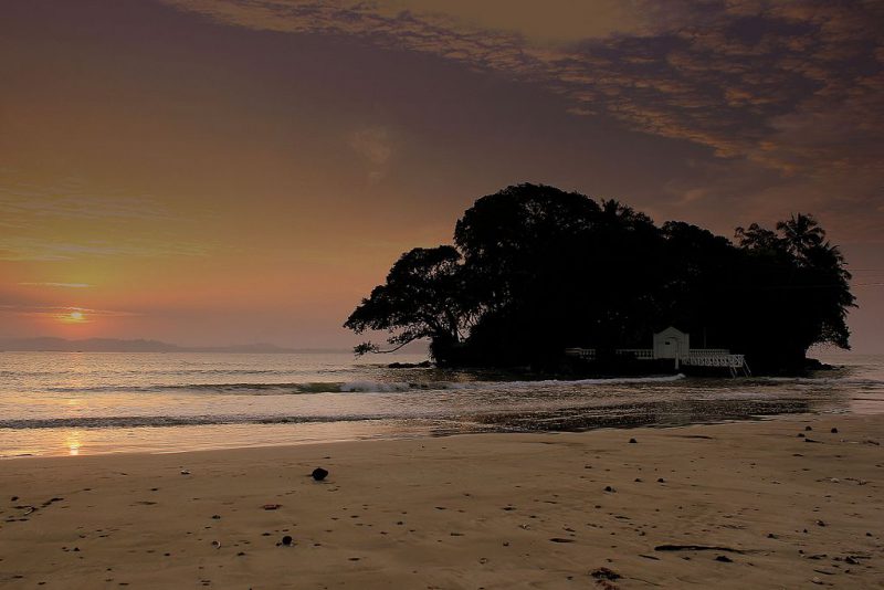 Koggala Beach | Image Credit: calflier001, TAPROBANE ISLAND NEAR KOGGLA SRI LANKA JAN 2013 (8491428227), CC BY-SA 2.0