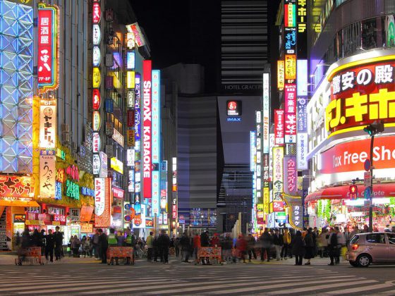 Sinjyuku Tokyo | Image Credit: Kakidai, Kabukicho-Sinjyuku-Tokyo 2014 Ⅱ, CC BY-SA 4.0