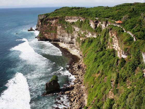 Uluwatu | Image Credit: Sanko at Indonesian Wikipedia, PuraLuhurUluWatu view, CC BY-SA 3.0