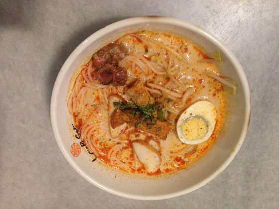 Laksa in Singapore | Image Credit - Satdeep Gill, CC BY-SA 4.0 Via Wikimedia Commons