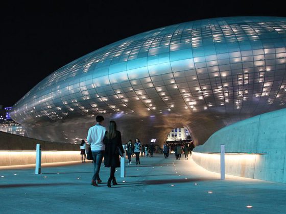 Warren Whyte, Dongdaemun Design Plaza, CC BY-SA 4.0 Via Wikimedia Commons