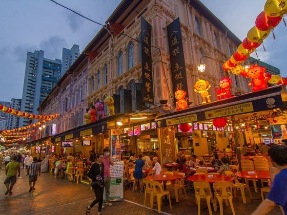 Chinatown_at_night,_Singapore