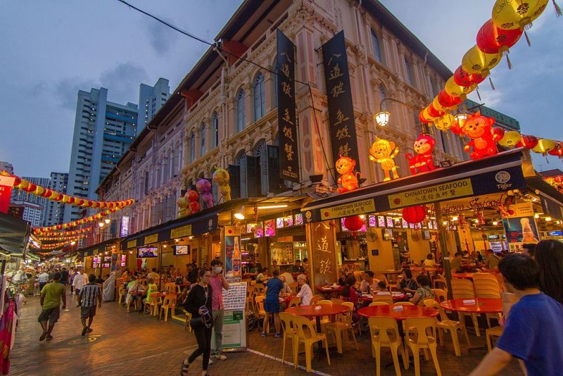 Chinatown_at_night,_Singapore