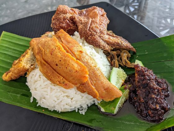 Nasi_lemak_on_banana_leaf