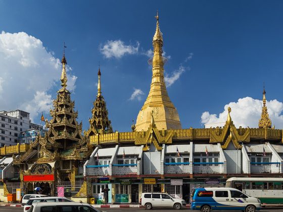 1280px-2016_Rangun,_Pagoda_Sule_(01)