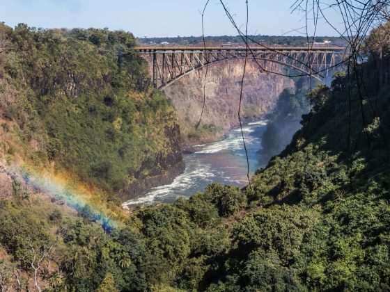 Victoria_Falls_Bridge_and_Zambezi_river